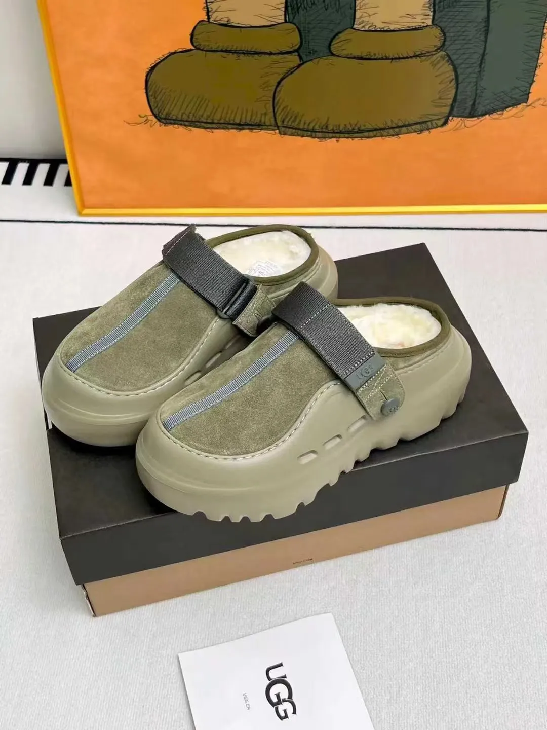 Factory price 560💰 (same style for men and women) 🌸UGG 2025 new small potato, half drag and one kick to unlock the relaxed feeling, lightweight and thin sole, always light and fashionable, casually walking out of a new style, it feels very UGG, classic suede with soft wool lining insole, rubber foam outsole, hot stamped logo ✅Color: bright green, bright yellow, maroon, black ✅Number of codes: 35 to 45 (synchronized with the official website)